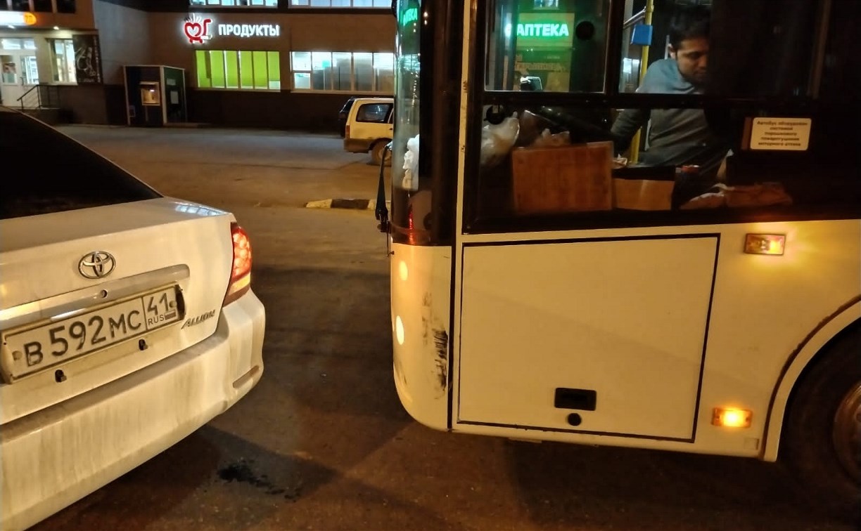 Очевидцев столкновения седана и рейсового автобуса ищут в Южно-Сахалинске