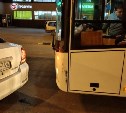Очевидцев столкновения седана и рейсового автобуса ищут в Южно-Сахалинске