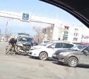 Внедорожник потерял бампер в результате столкновения с хэтчбеком в Холмске