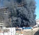 Появилось видео, которое сняли прямо на территории горящей стройки студенческого городка в Южно-Сахалинске