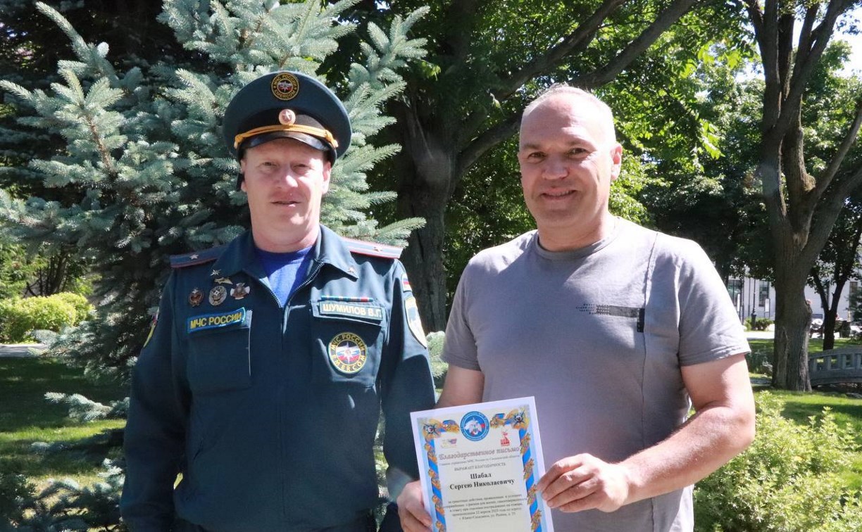 "Заметил дым и разбил окно": сахалинец спас женщину при пожаре в двухэтажном доме