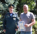 "Заметил дым и разбил окно": сахалинец спас женщину при пожаре в двухэтажном доме