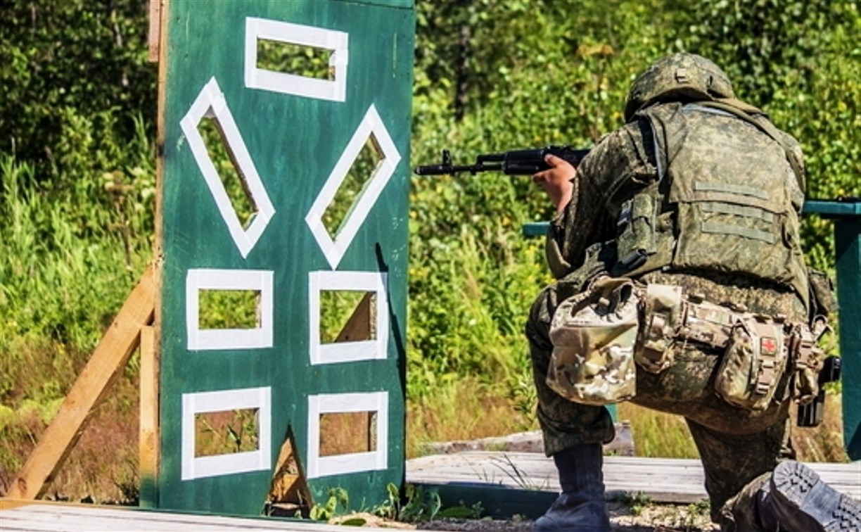 На Сахалине военнослужащие и добровольцы осваивают навыки скоростной стрельбы в городских условиях