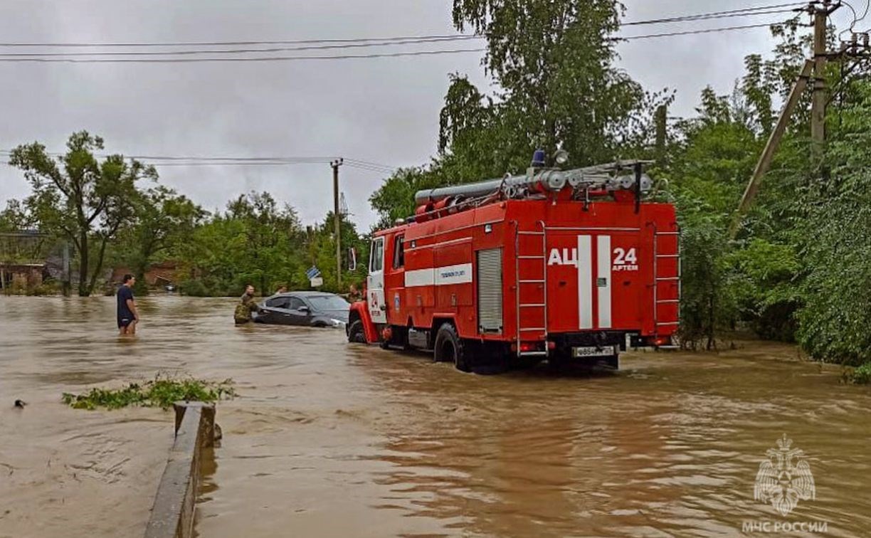ЧС в Приморье: вода отрезала от "большой земли" десятки сел и затопила тысячи домов