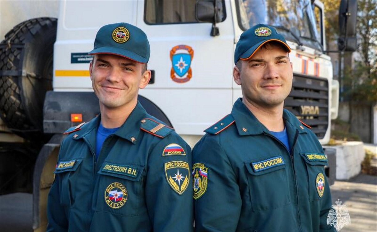 Спасли девушку и сами вытаскивали друг друга: история братьев-пожарных из Корсакова