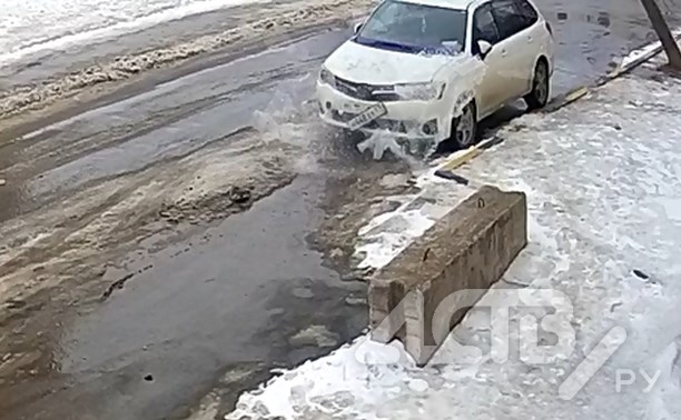 Ледяной "подарок" от уходящей зимы прилетел с крыши автовладельцу в Южно-Сахалинске