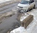 Ледяной "подарок" от уходящей зимы прилетел с крыши автовладельцу в Южно-Сахалинске