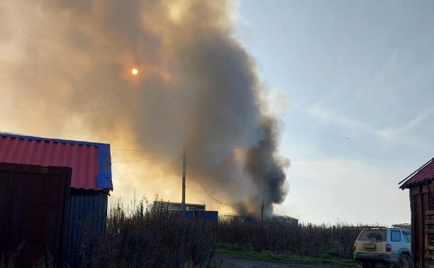 "Столб дыма, слышны хлопки": в Курильске горят хозяйственные помещения 