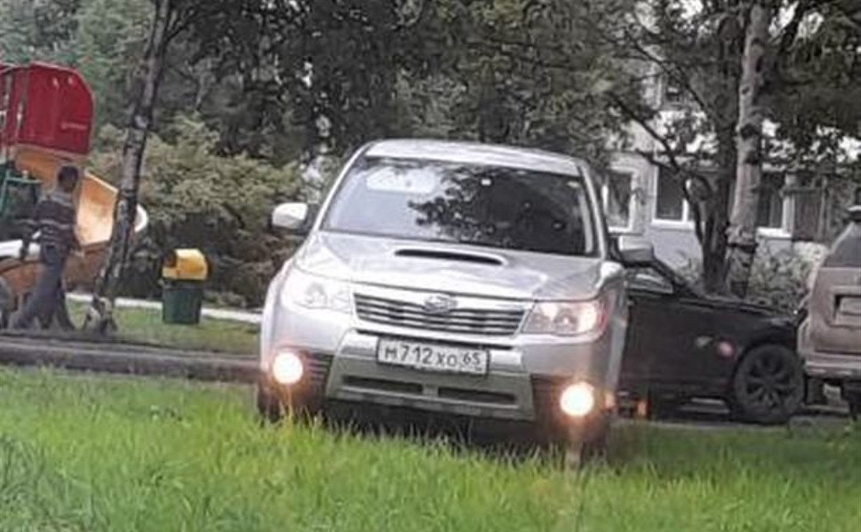 "Такие родители надоели": очевидцы возмутились припаркованной на газоне машиной в Южно-Сахалинске