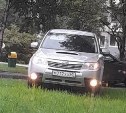 "Такие родители надоели": очевидцы возмутились припаркованной на газоне машиной в Южно-Сахалинске