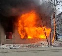 В Южно-Сахалинске открытым пламенем полыхает двухэтажный дом 