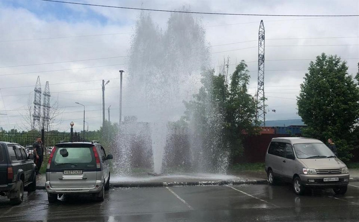 Очередной "фонтан" забил на тротуаре в Южно-Сахалинске