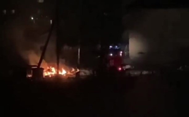 Пожар тушили около ночного клуба "Небо" в Поронайске