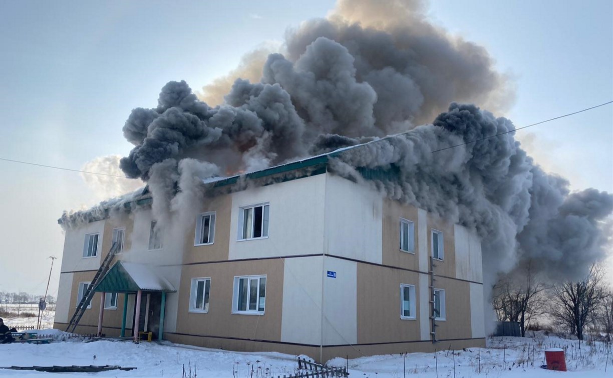 На Сахалине спустя сутки ликвидировали пожар, в котором погибла женщина 