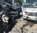 Три человека получили травмы при столкновении микроавтобуса и грузовика в Южно-Сахалинске