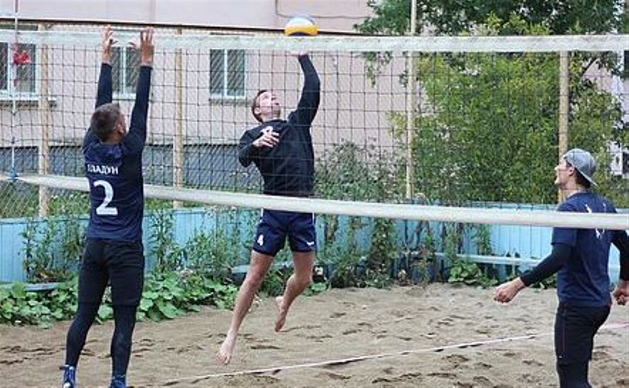 Участники чемпионата Сахалинской области по пляжному волейболу соперничают с непогодой