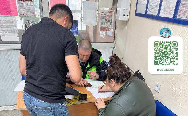 "Филдер" в Южно-Сахалинске через встречку "залетел" на ж\д переезд под закрывающийся шлагбаум