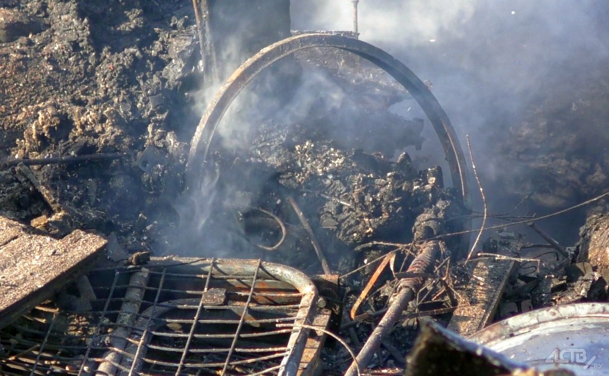 Остались лишь обугленные доски: кадры последствий пожара в телятнике КФХ "Мегу"