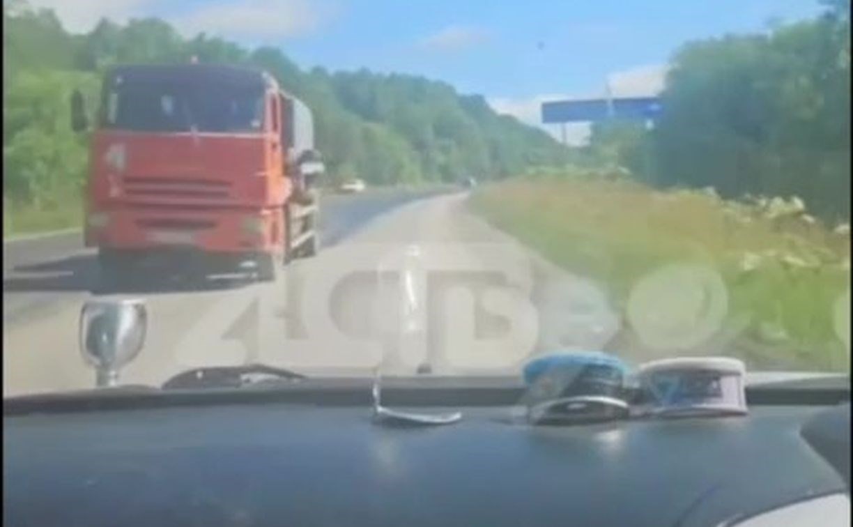 Автомобиль сахалинки окатило битумом на анивской трассе Автомобиль сахалинки окатило битумом на анивской трассе