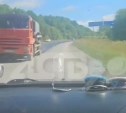 Автомобиль сахалинки окатило битумом на анивской трассе 