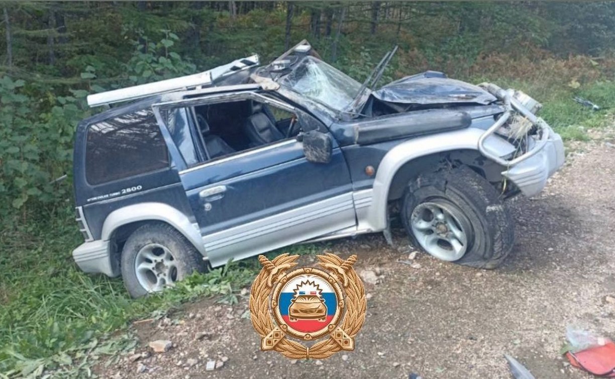 Автомобиль Mitsubishi Pajero слетел с трассы на юге Сахалина, пострадал водитель