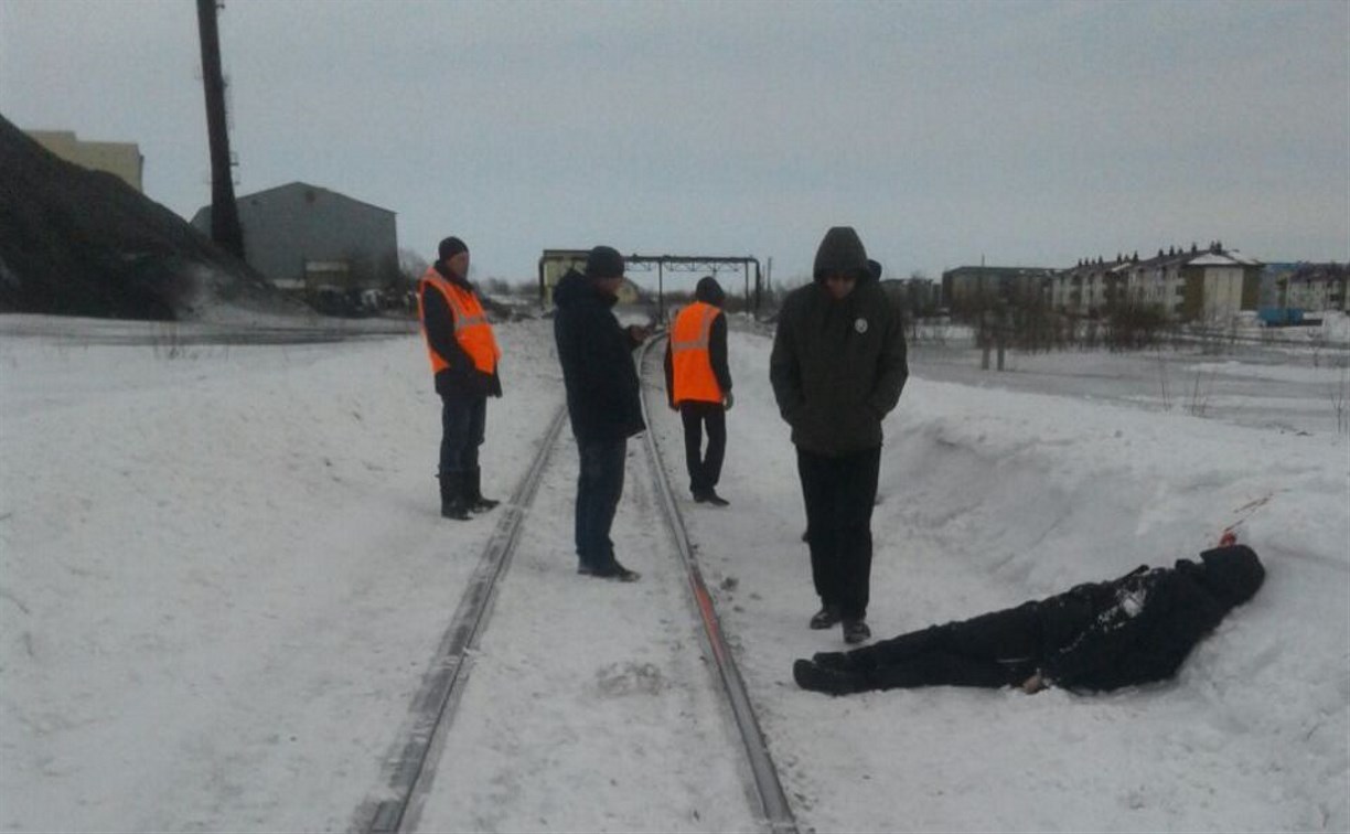 На Сахалине грузовой поезд насмерть сбил молодого человека
