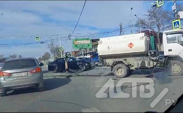 Легковой автомобиль и небольшая автоцистерна столкнулись в Южно-Сахалинске