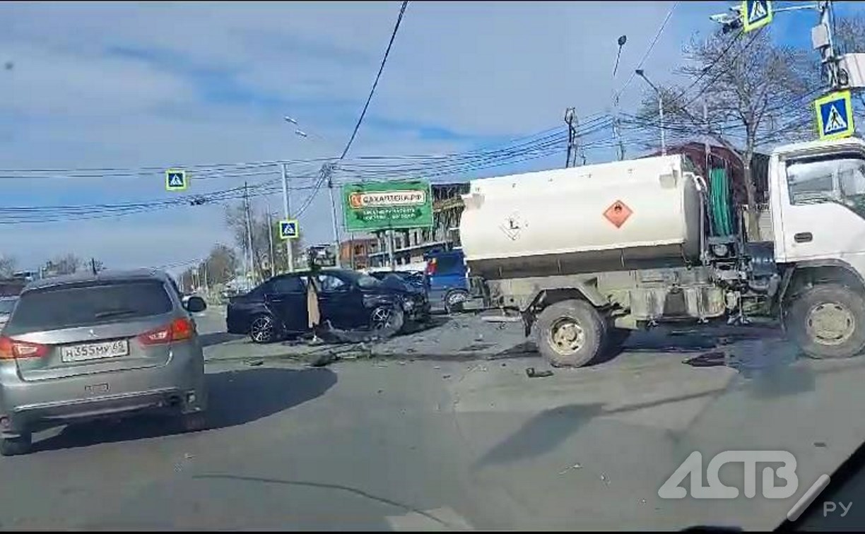 Легковой автомобиль и небольшая автоцистерна столкнулись в Южно-Сахалинске