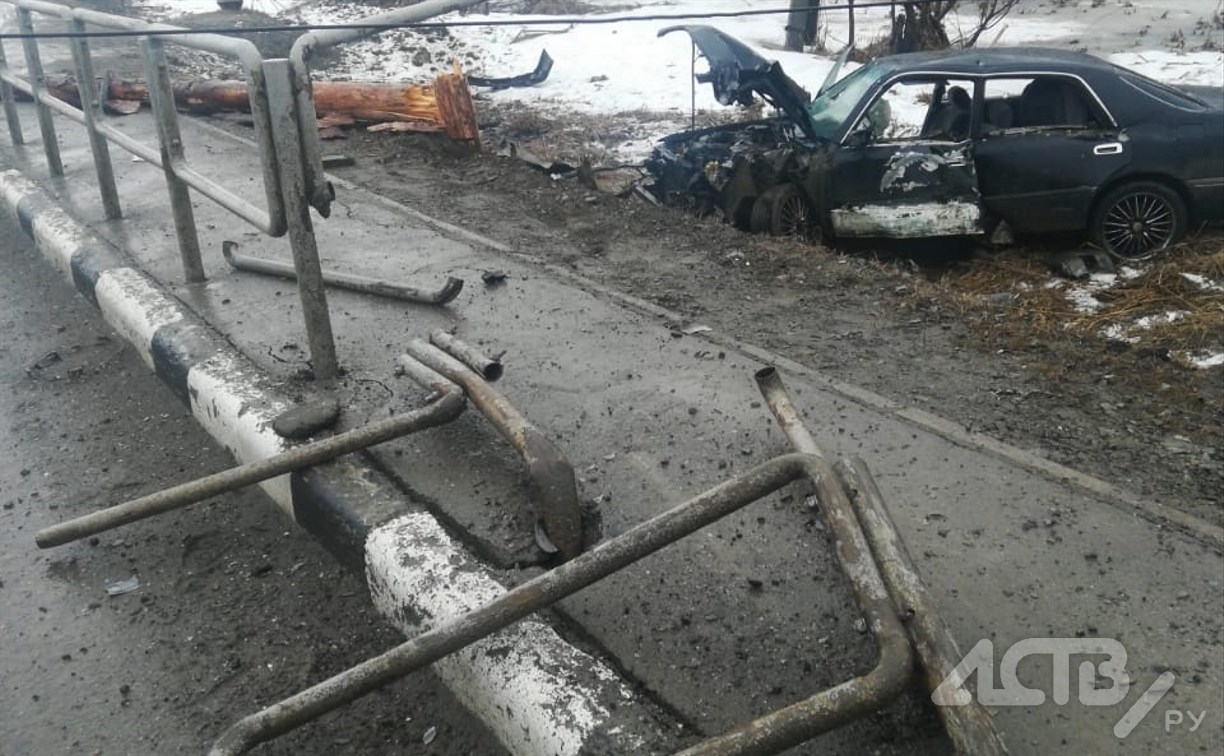 Утро добрым не бывает: "Маджеста" снесла столб и ограждение в Южно-Сахалинске
