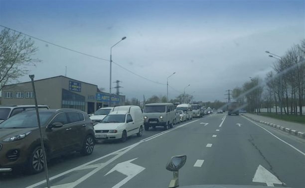 На проспекте Мира и улице Ленина в Южно-Сахалинске затруднено движение автотранспорта 