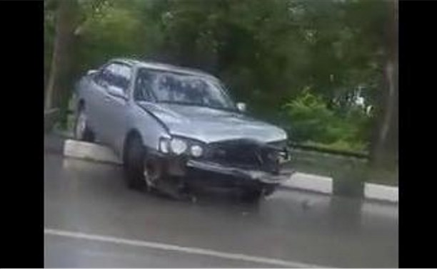 Автомобиль выбросило на бордюр в Корсакове