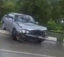 Автомобиль выбросило на бордюр в Корсакове
