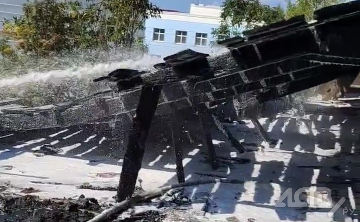 Заброшенное здание в очередной раз горело на проспекте Победы в Южно-Сахалинске