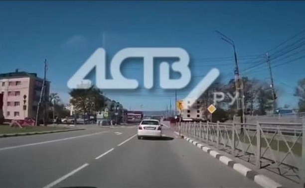 Водитель Toyota Progres дважды нарушил ПДД в Долинске и попал на видео