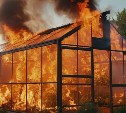 Пламя охватило теплицу в Охе