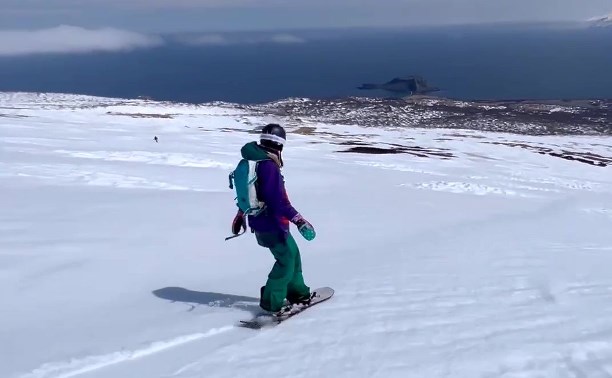 Экстремалы спустились с вершины вулкана Алаид на Курилах на сноубордах