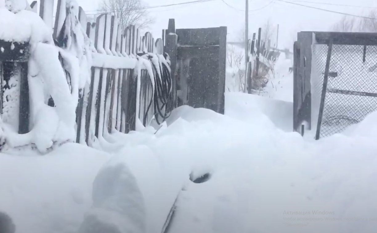 Второй день метели на Сахалине: жители частных домов откапывают дорогу до туалета