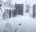 Второй день метели на Сахалине: жители частных домов откапывают дорогу до туалета