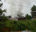 Горящие гаражи тушат пожарные в Южно-Сахалинске