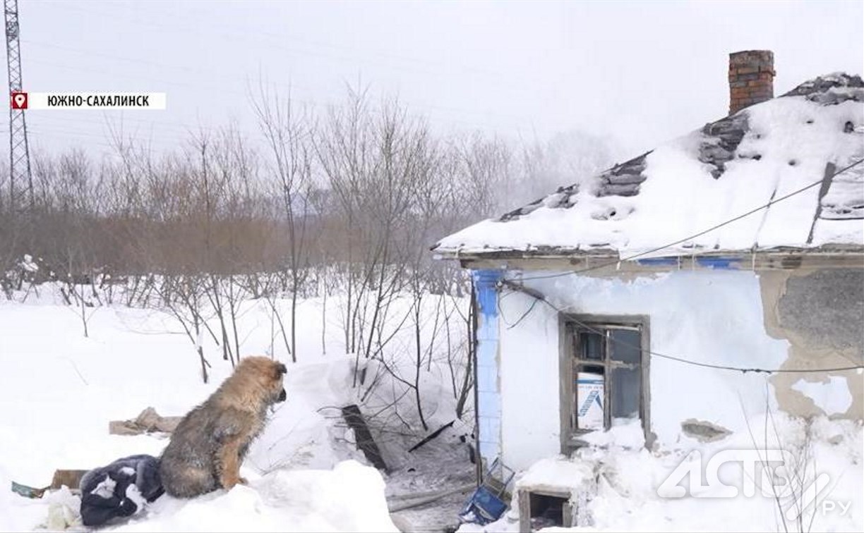 Три автоцистерны тушили горящий дом в Южно-Сахалинске