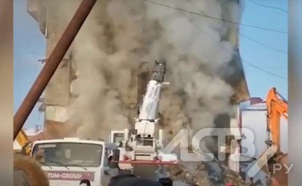 На месте обрушения дома в Тымовском пришлось тушить пожар: очевидцы сняли огромный столб дыма