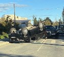 "Чуть дочку не задавил": Toyota Prado перевернулся на крышу в Южно-Сахалинске
