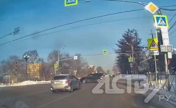 "Чудом ушёл": водитель в Южно-Сахалинске пролетел на красный на Мира – Буюклы