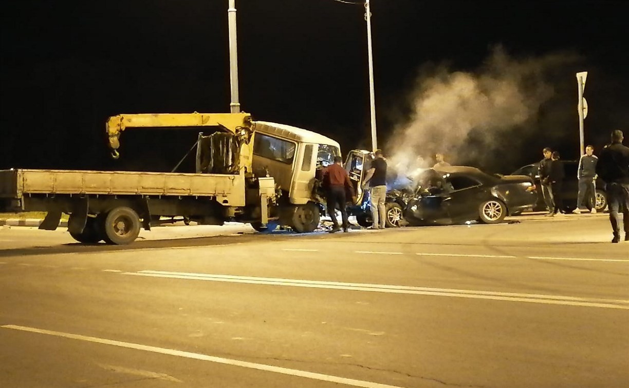 Водители пострадали при столкновении кран-балки и седана в Южно-Сахалинске