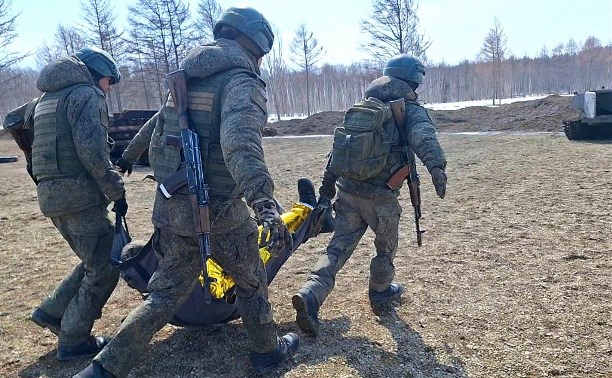 Военнослужащие на сахалинском полигоне учились экстренно эвакуировать раненых