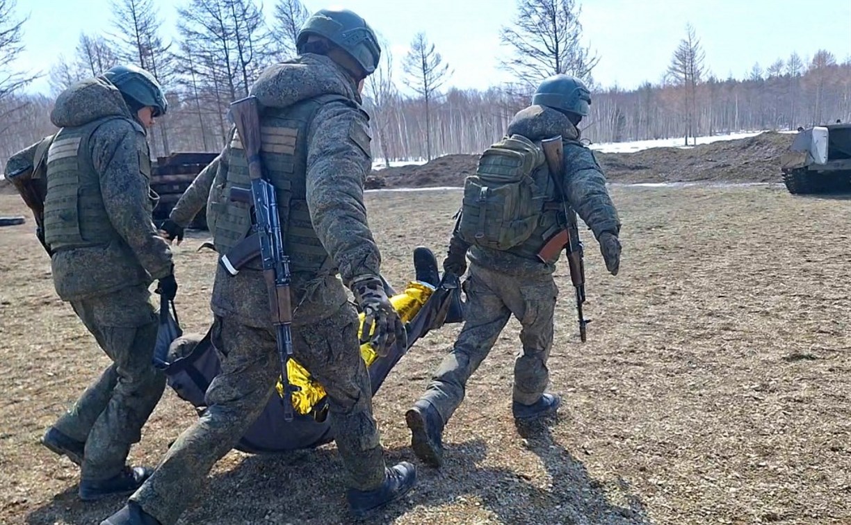 Военнослужащие на сахалинском полигоне учились экстренно эвакуировать раненых