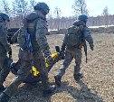Военнослужащие на сахалинском полигоне учились экстренно эвакуировать раненых