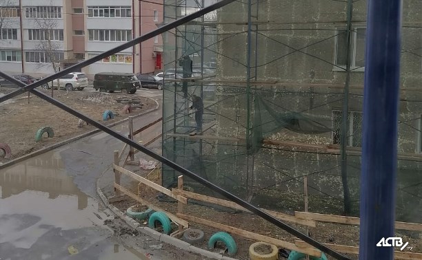 Несовершеннолетние гуляют по строительным лесам в Южно-Сахалинске