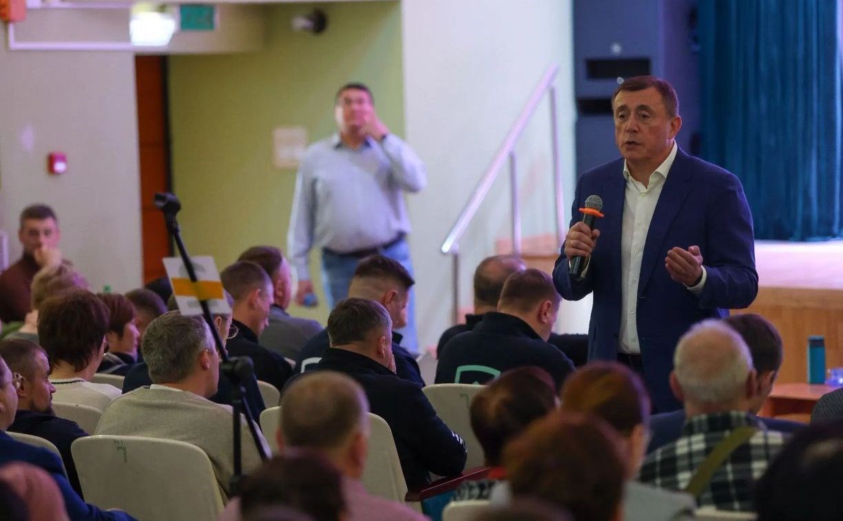 Вопросы медицины, образования и авиасообщения: Валерий Лимаренко решает проблемы жителей Ногликского района