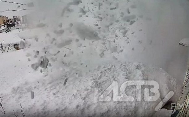 "Снежная лавина сошла с крыши": вовремя пришедшее сообщение на телефон спасло жизнь сахалинцу